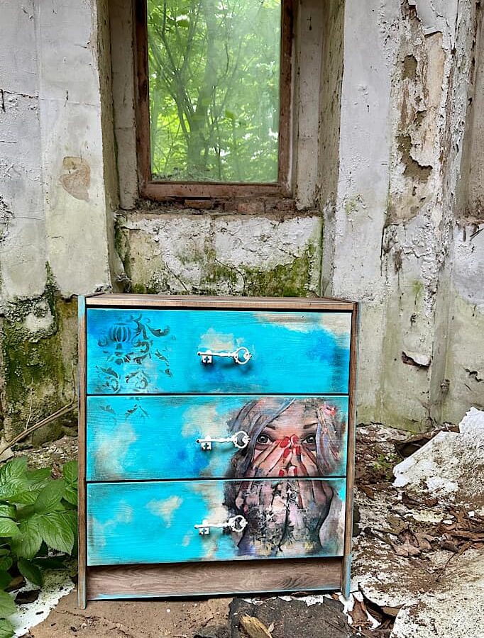 kolorowa komoda z motywem kobiety, wyraziste meble